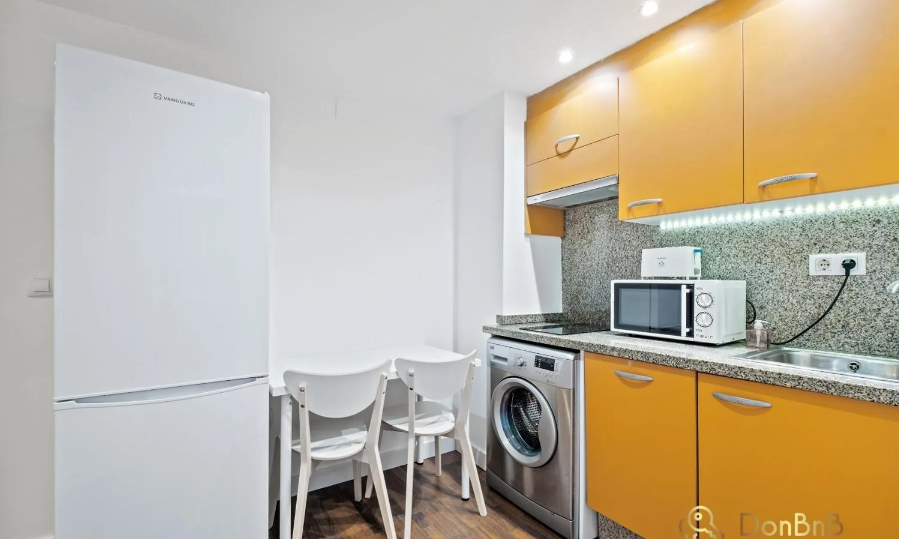 Lovely Apartment In مالقة 0*,